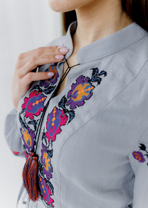 Вишите плаття Весняна мозаіка (сіро-голуба) купити в Україні від виробника Галичанка фото 2