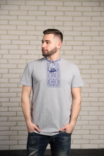 Купити чоловічу футболку вишиванку Традиція  сіра ( св. з синьо-біла ) в Україні від Галичанка