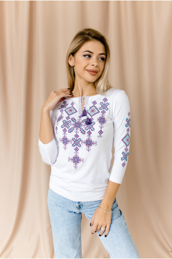 Купити жіночу футболку вишиванку Зоряна ніч плюс (біла з фіолетовим) в Україні від Галичанка
