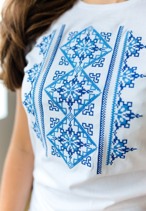Купити жіночу футболку вишиванку Оберіг (біла з синім) в Україні від Галичанка фото 3