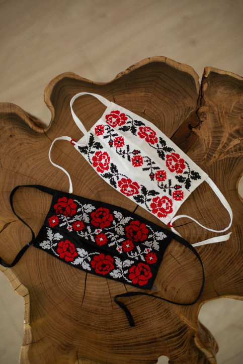 Купити захисну маску Орнамент (чорна з червоним) в Україні від виробника Галичанка фото 1