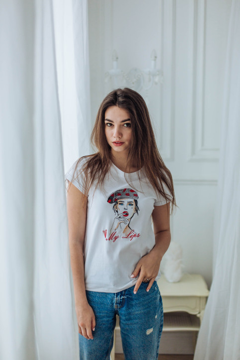 Купити жіночу футболку Casual Lips (біла)  в Україні від Галичанка фото 1